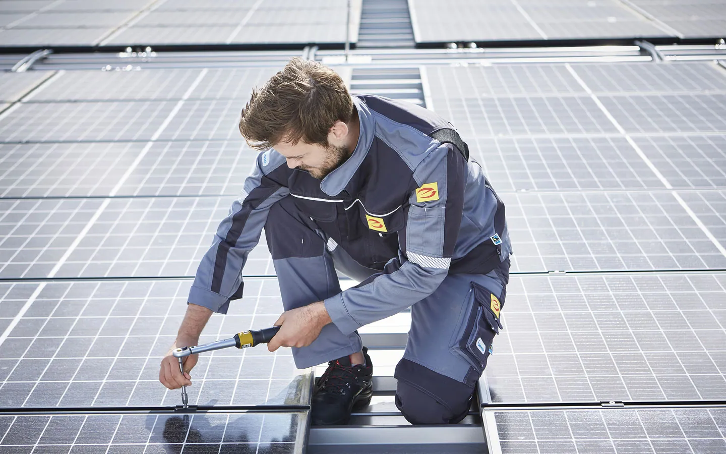 E-CHECK E-Mobilität - Mitarbeiter montiert auf dem Dach die neuen Solarmodule · Elektro-Diehm